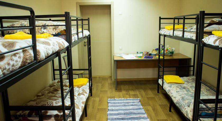 Спальное место на двухъярусной кровати в общем номере для женщин